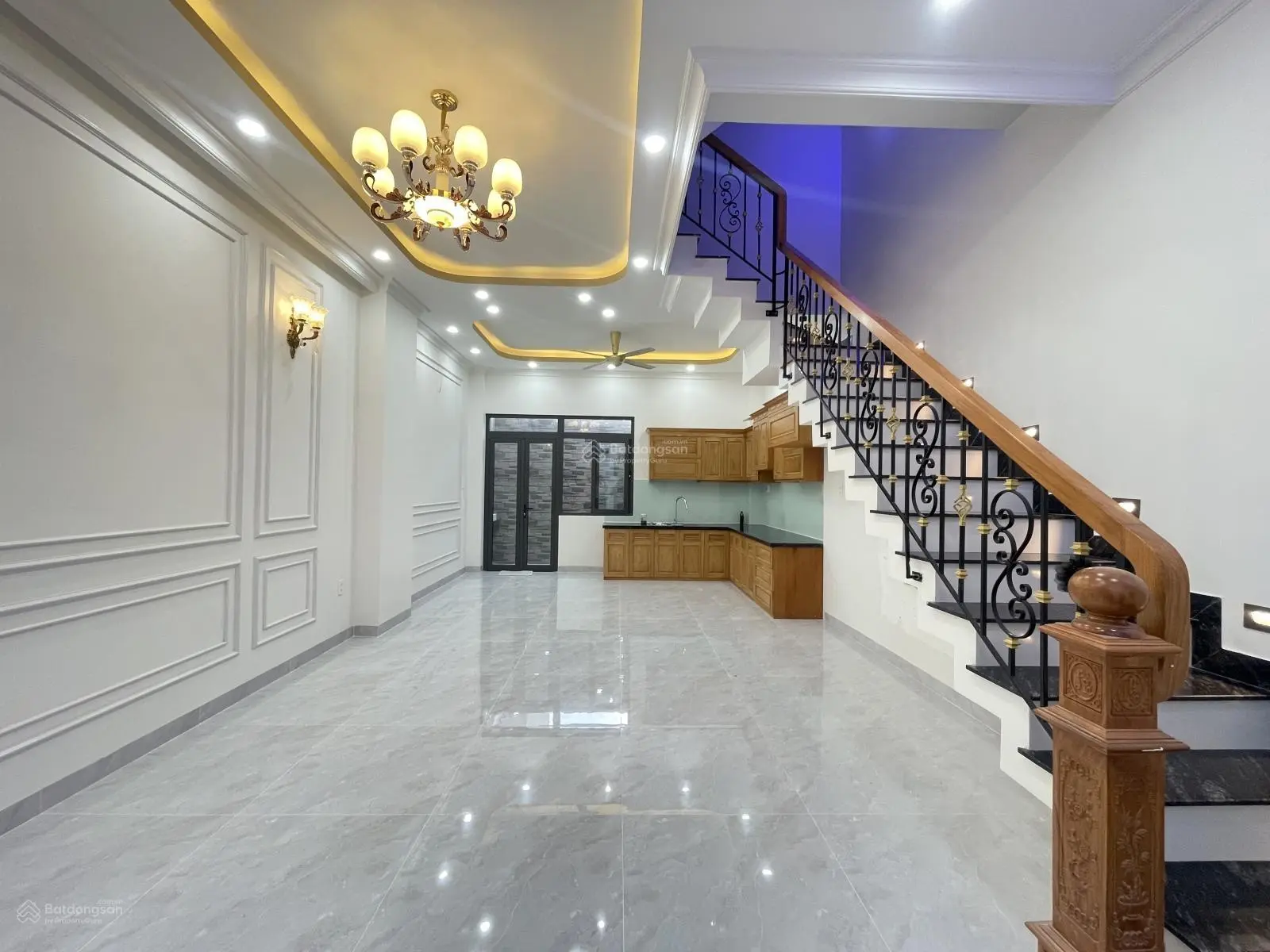 Nhà 4 tầng đối diện giga mall cực đẹp, chiều ngang nhà rộng 5m, đường thông ra chợ Hiệp Bình
