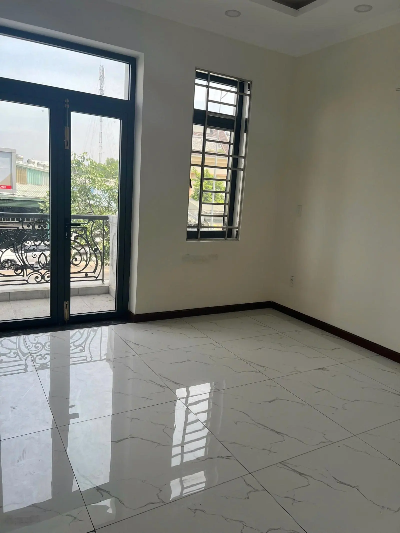 Bán gấp nhà phố siêu đẹp đường trước nhà gần 30m ngay gần vincom; 0933352944