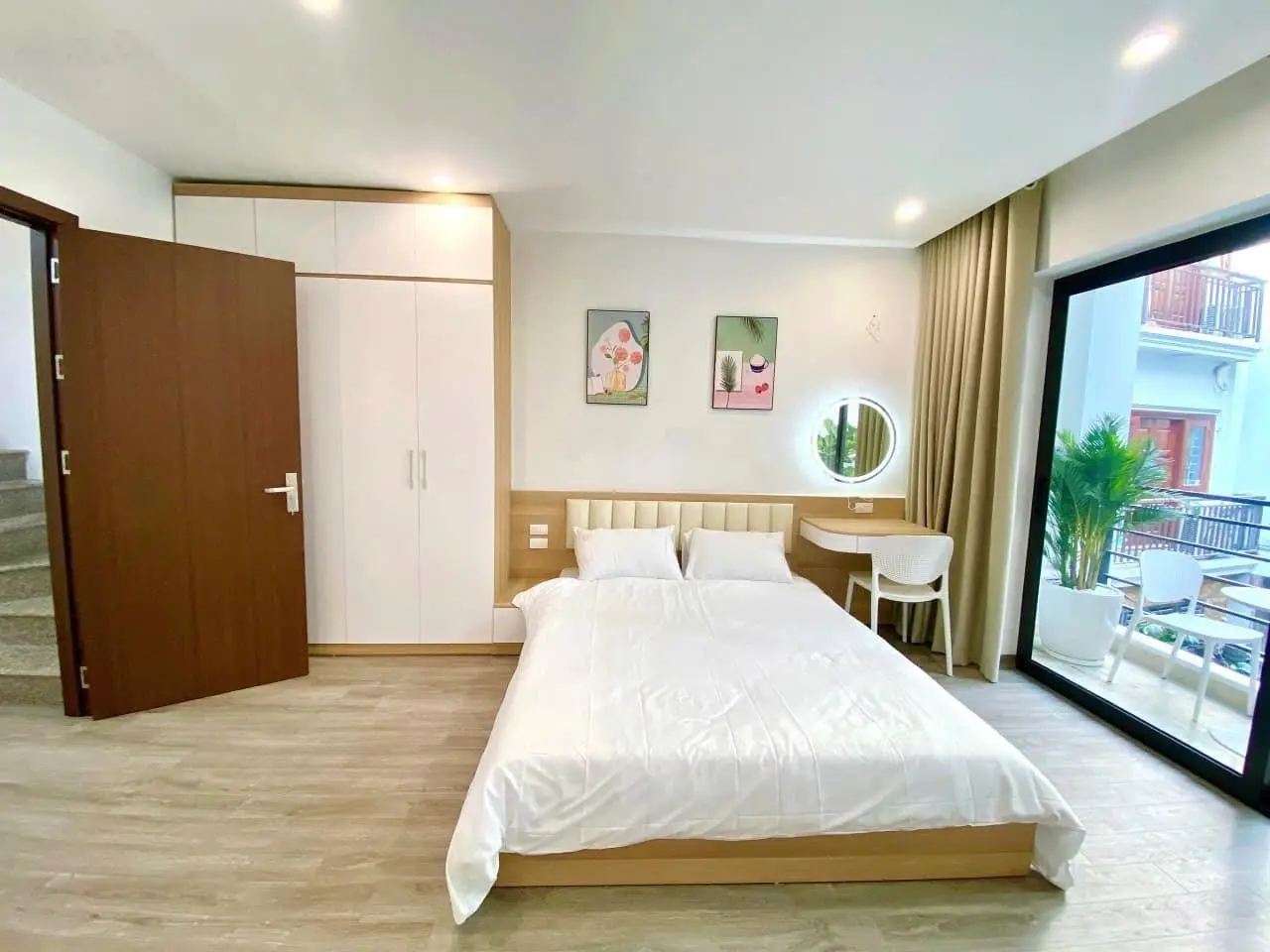 Siêu phẩm Cầu Giấy,nhà đẹp dân xây,full nội thất 90%,sổ đẹp nở hậu,42m2x5T,mt 4,5m,ô tô đỗ gần