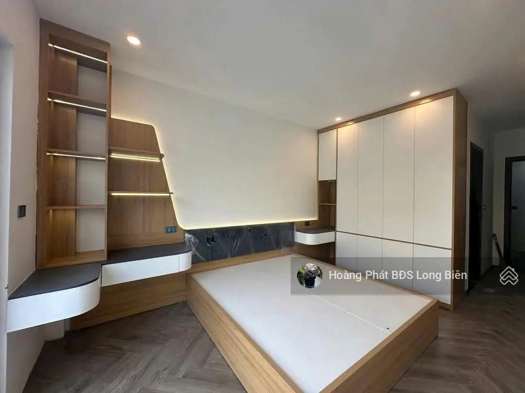 Bán nhà Long Biên. Ngõ 206 Cổ Linh, đối diện siêu thị Aeon Mall. 36m x 5T. Hơn 5 tỷ. LH 0965858116