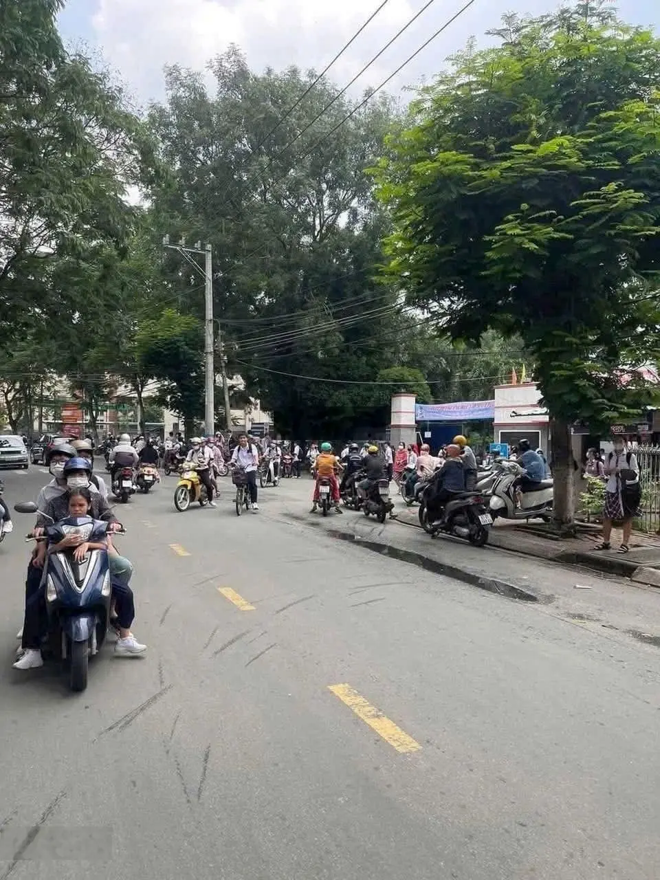 Bán đất tặng nhà đang cho thuê, gần trường học cấp 1,2,3 Dĩ An