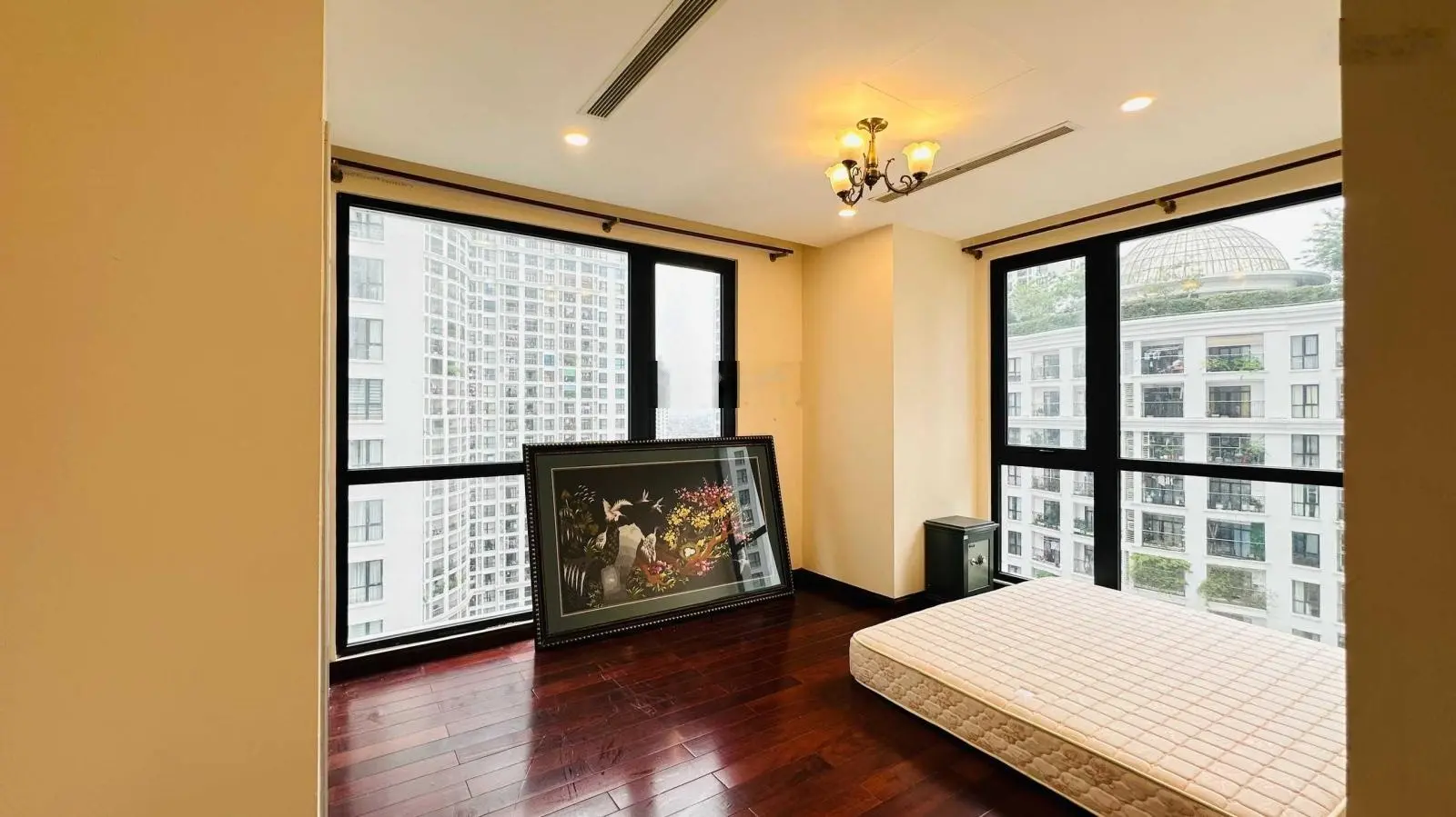 Chính chủ bán căn 3 PN 143m2 full đồ tại Green Diamond 93 Láng Hạ, ban công Tây Bắc view hồ, sổ đỏ
