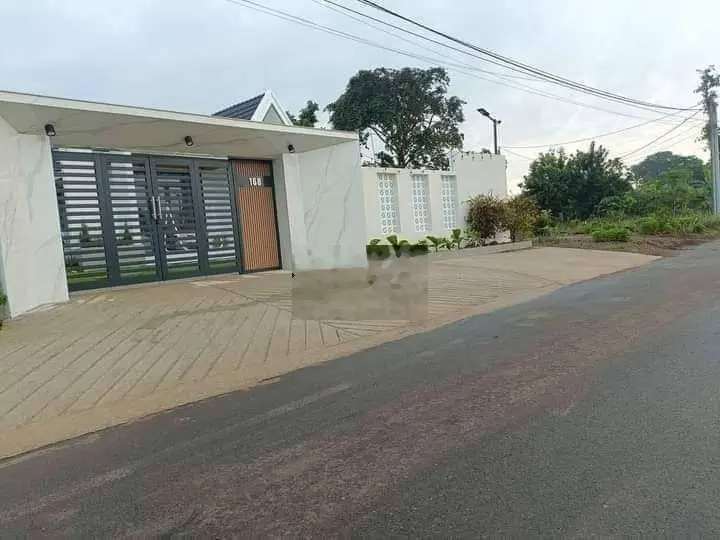 Bán đất mặt tiền đường nhựa lớn khu biệt thự giá chỉ 650tr sổ riêng