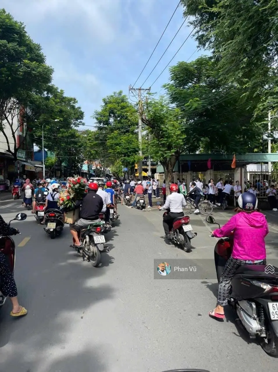 Bán 2 căn nhà ngang 10m, cụm trường học Cấp 1,2 Dĩ An.