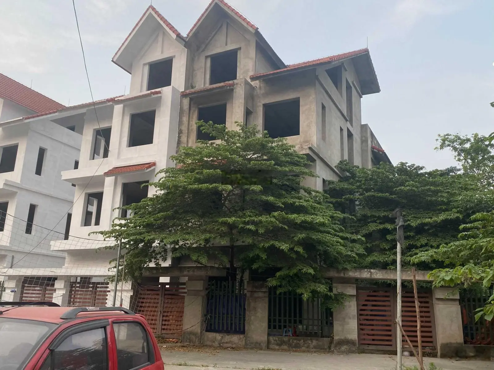 Chính chủ bán biệt thự 202m2 Bảo Tàng Hậu Cần, 23tỷ5 sổ đỏ cầm tay, vỉa hè 20m - kinh doanh sầm uất