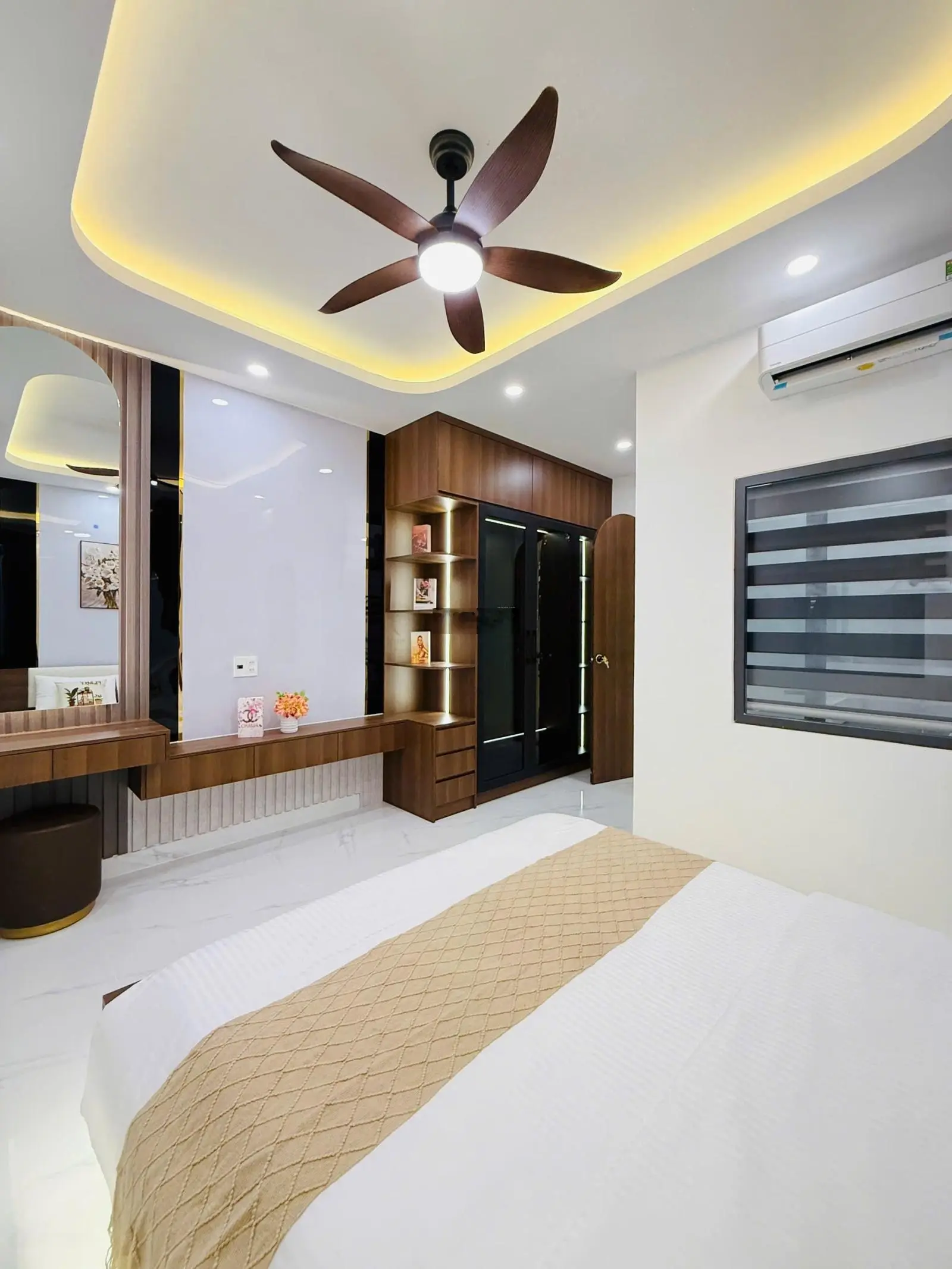 Nhà 6 tầng, thang máy 650kg, đường 12 mét, 3 xe tải tránh. sát emart. phan huy ích, p14, gò vấp.