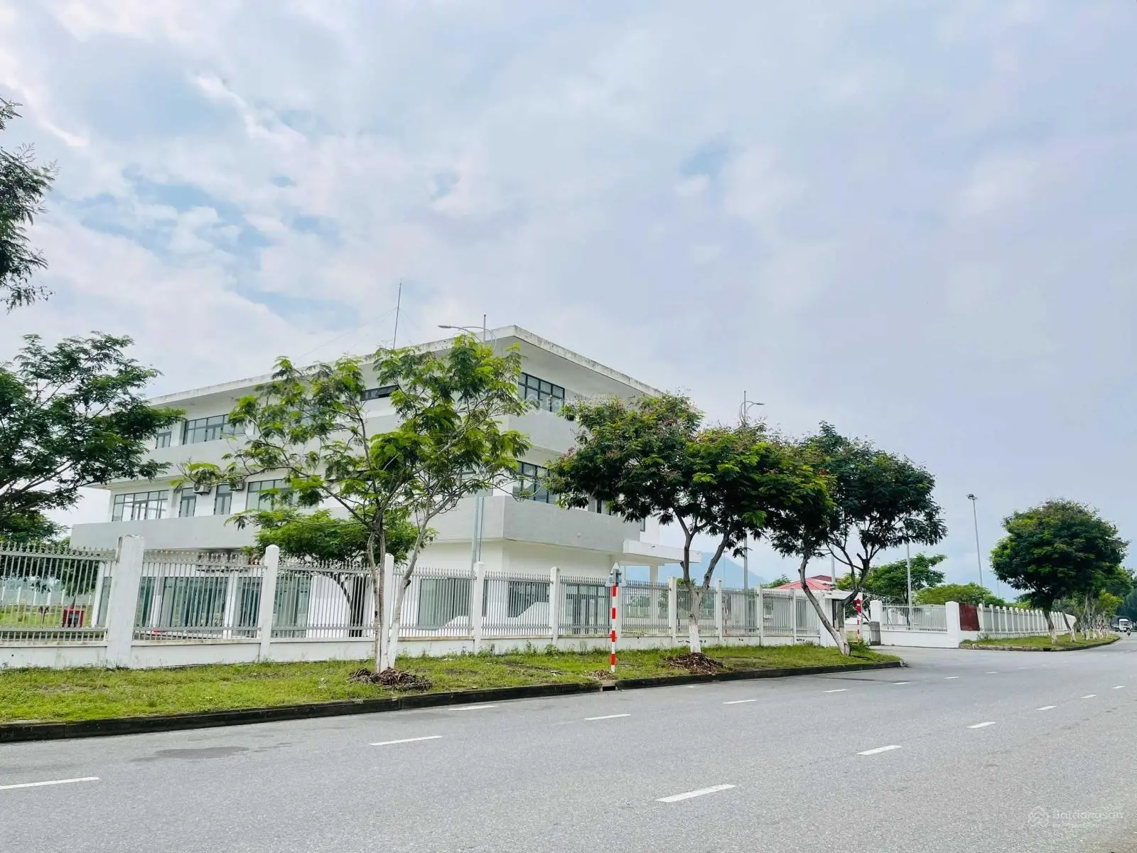 Mặt tiền Mê Linh - đường rộng 6 làn xe (37m). Đoạn gần giao Nguyễn Lương Bằng, cạnh Hồ Bầu Tràm