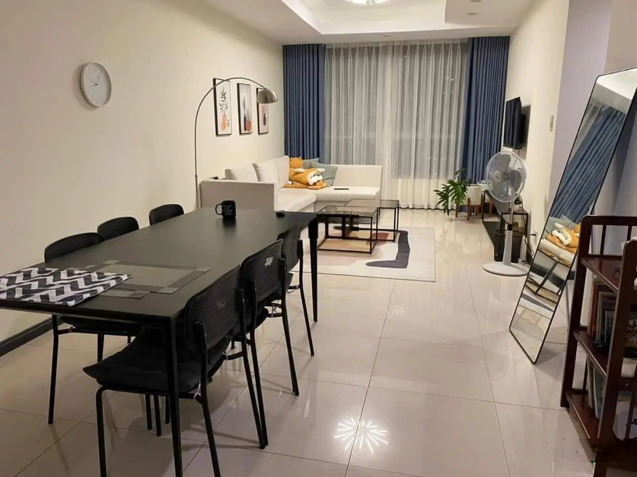 Tôi chính chủ cần bán gấp căn hộ tầng trung, căn góc, 2 mặt thoáng, view triệu đô. Vị trí đắc địa