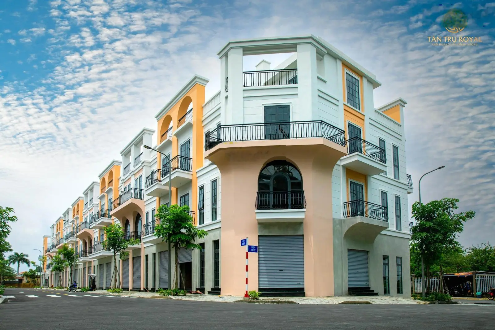 Bán nhà 3 mặt tiền thị trấn Tân Trụ Long An. Xây dựng sẵn 4 lầu. Tặng ngay 6 chỉ vàng khi mua
