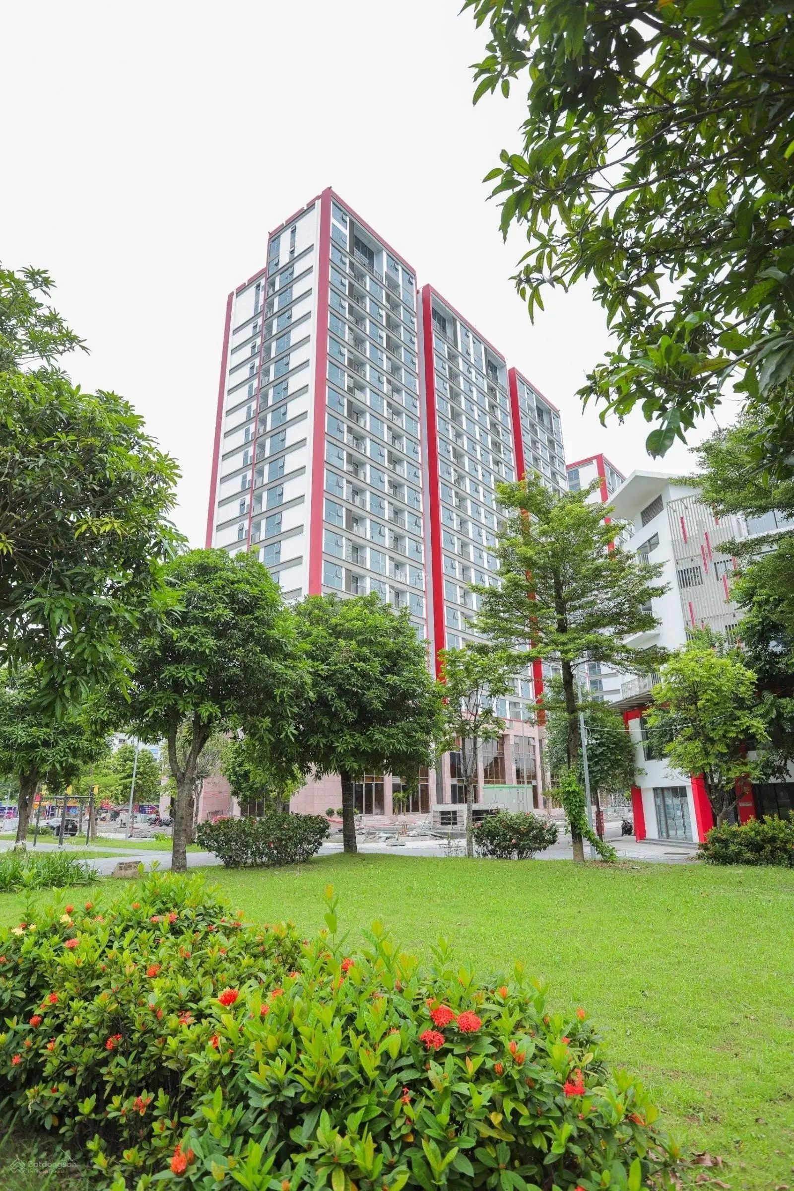 Tôi bán căn 2PN 77,5m2 tầng trung BC Đông Nam view Hồ 22ha ở Khai Sơn City Long Biên. Giá 4,850 tỷ
