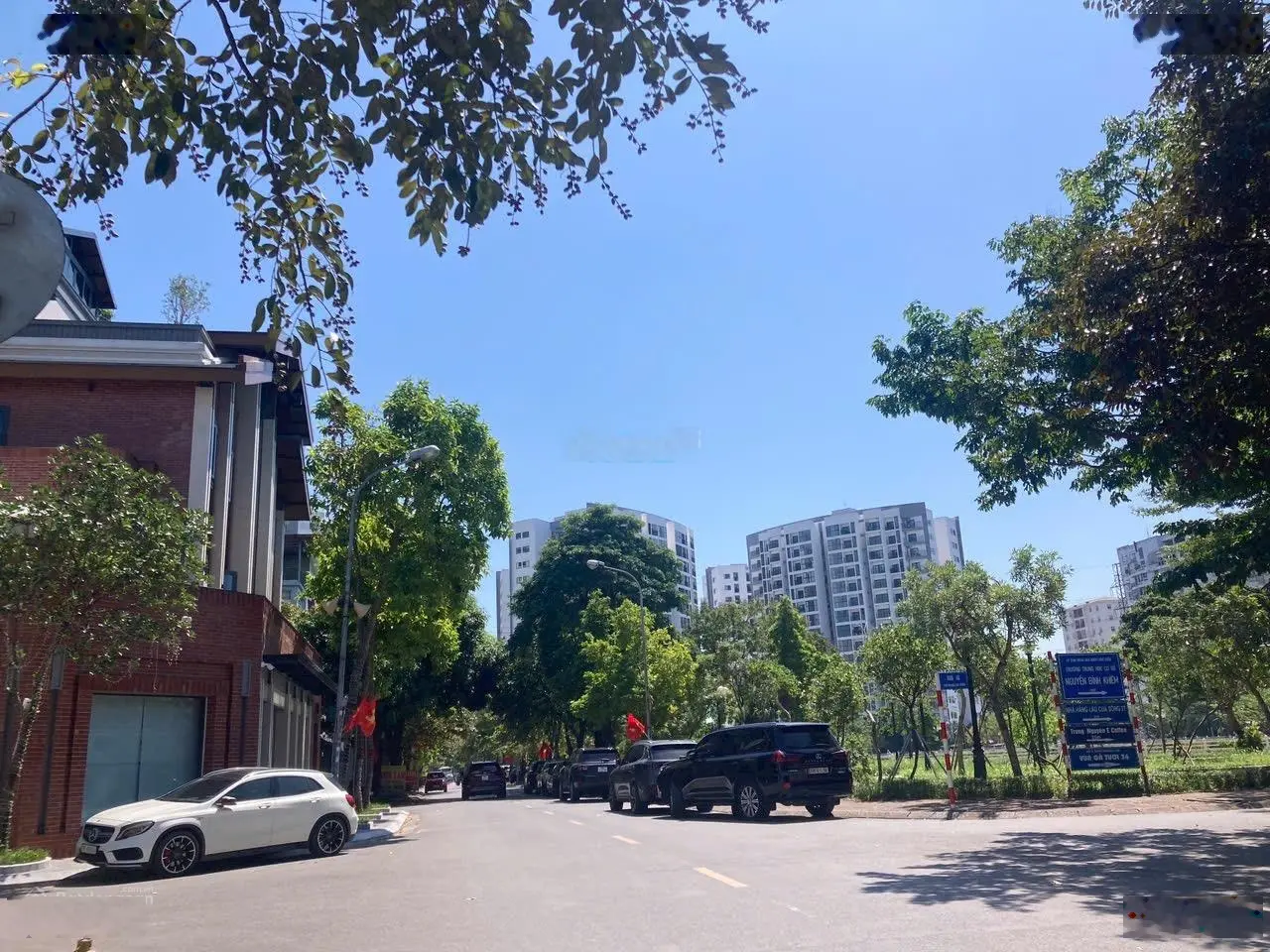 Bán quỹ căn biệt thự đẹp đắc địa nhất khu đô thị Sài Đồng sôi động nhiều tiện ích rất đáng sống