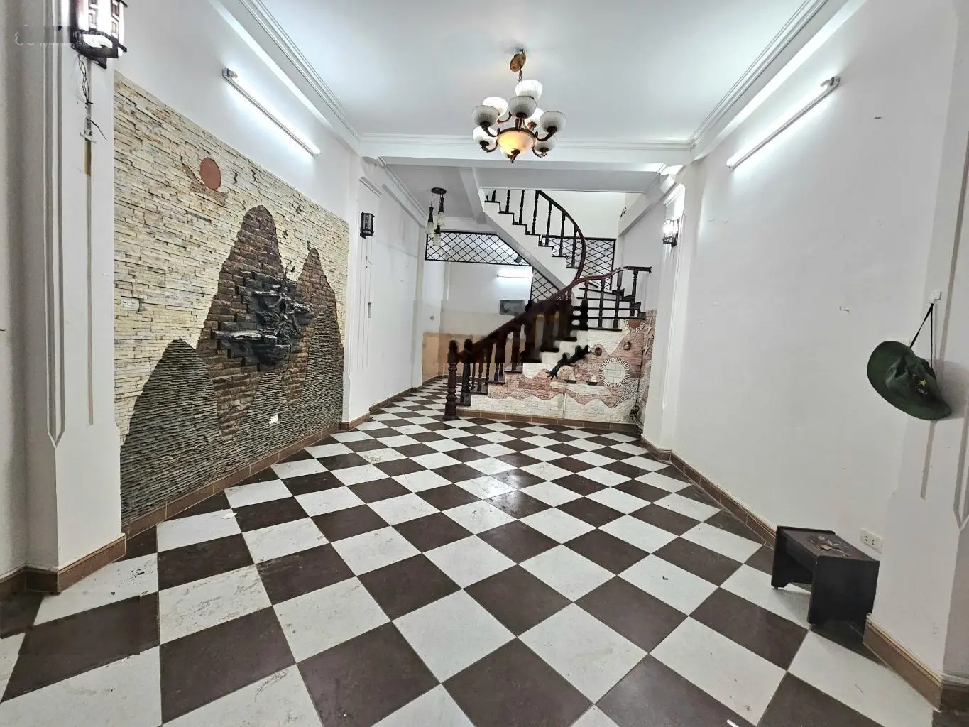 Bán nhà 75m2 đường Tam Trinh. Khu vực phân lô, ngõ thông bàn cờ, rất gần phố. Ô tô đỗ cửa, vào nhà