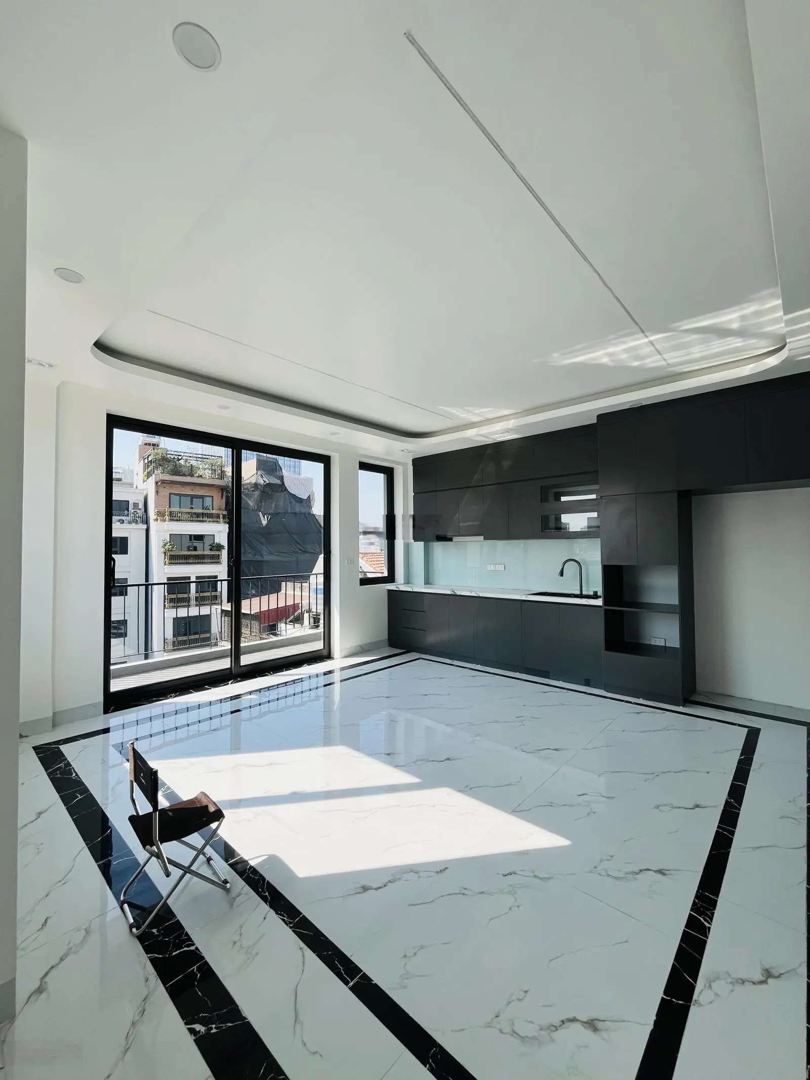 Lạc Long Quân toà nhà 7 tầng thang máy lô góc view thoáng 51m2 mặt tiền 5.7m