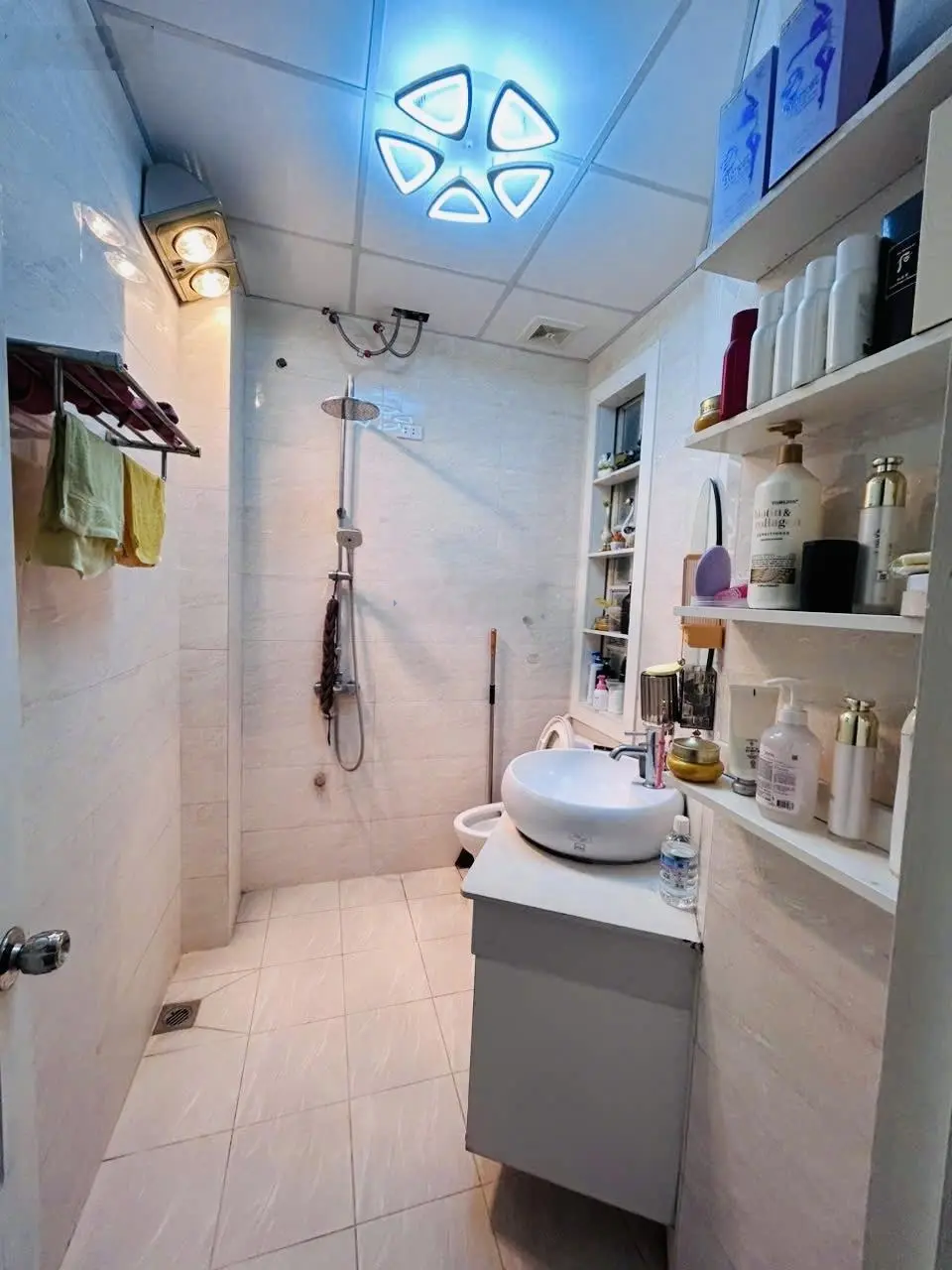 Chính chủ cần bán nhà mặt phố quận Tây Hồ, 60m2, 5 tầng kinh doanh sầm uất, gần Hồ Tây, Giá 21.8 tỷ