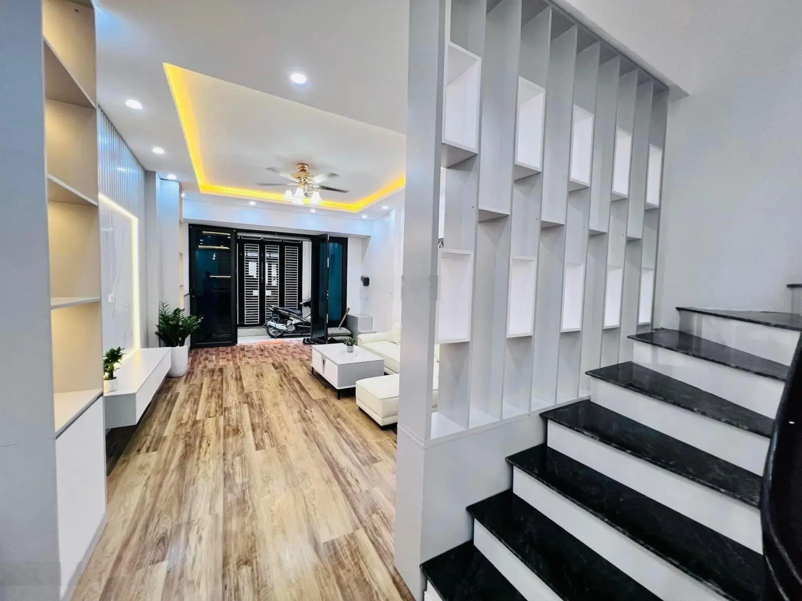 Bán nhà ngay Hồ Hạ Đình, Ô Tô đỗ sát cửa, 52m2 Nhà Đẹp, 20m ra đường Container tránh nhau.