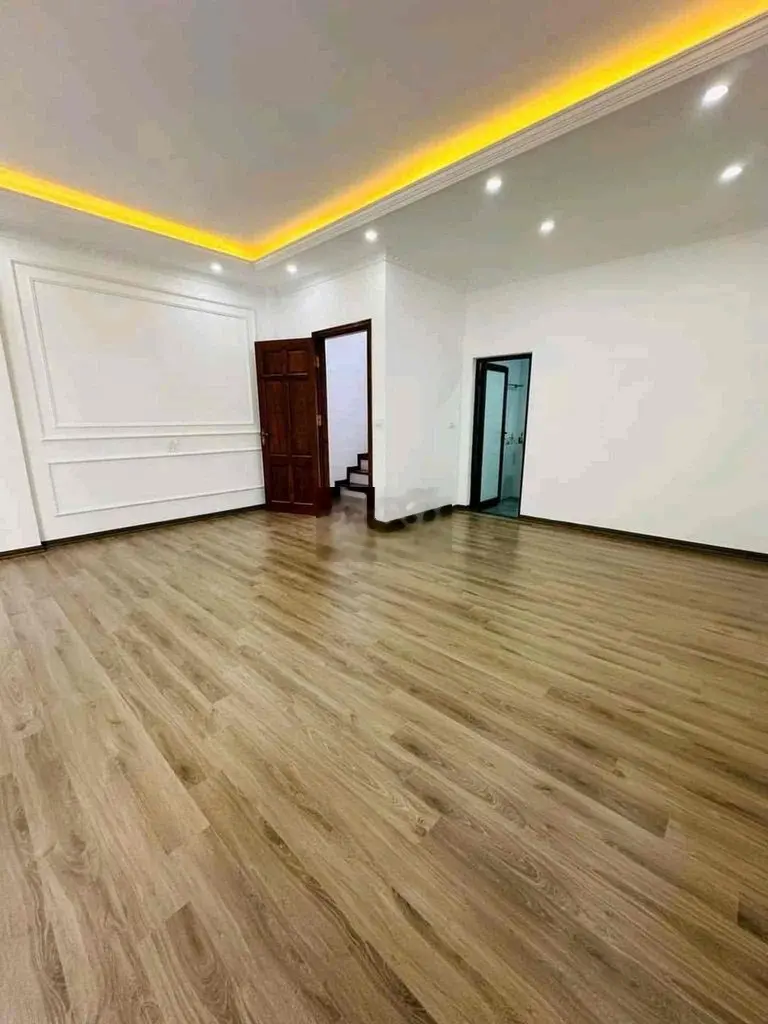Bán nhà Lạc Long Quân, 44m, 3ngủ, Nhà mới, Nội thất xịn xò, Ngõ thông