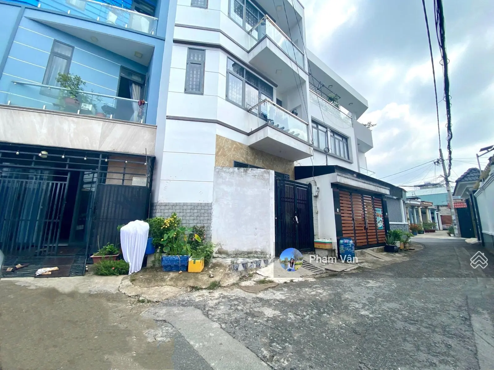 Nhà đẹp 3 Tầng kiên cố- TK hiện đại-gần Trường Đào Sơn Tây - đường ô tô quay đầu - DTs 150m2