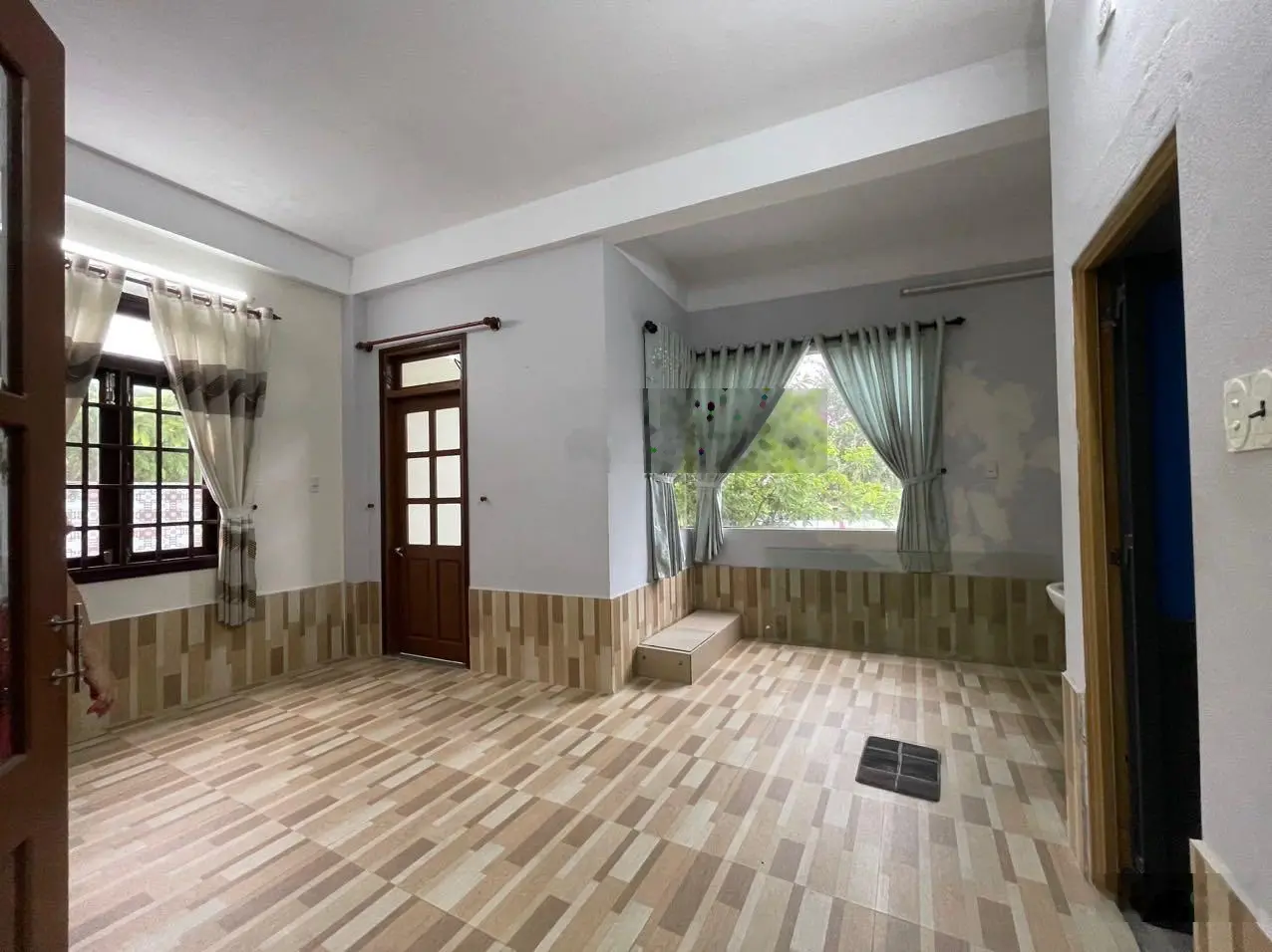 Bán gấp nhà 3 tầng ngang 7,5m MT Trưng Nữ Vương, đối diện trường học, cách sân bay 1km