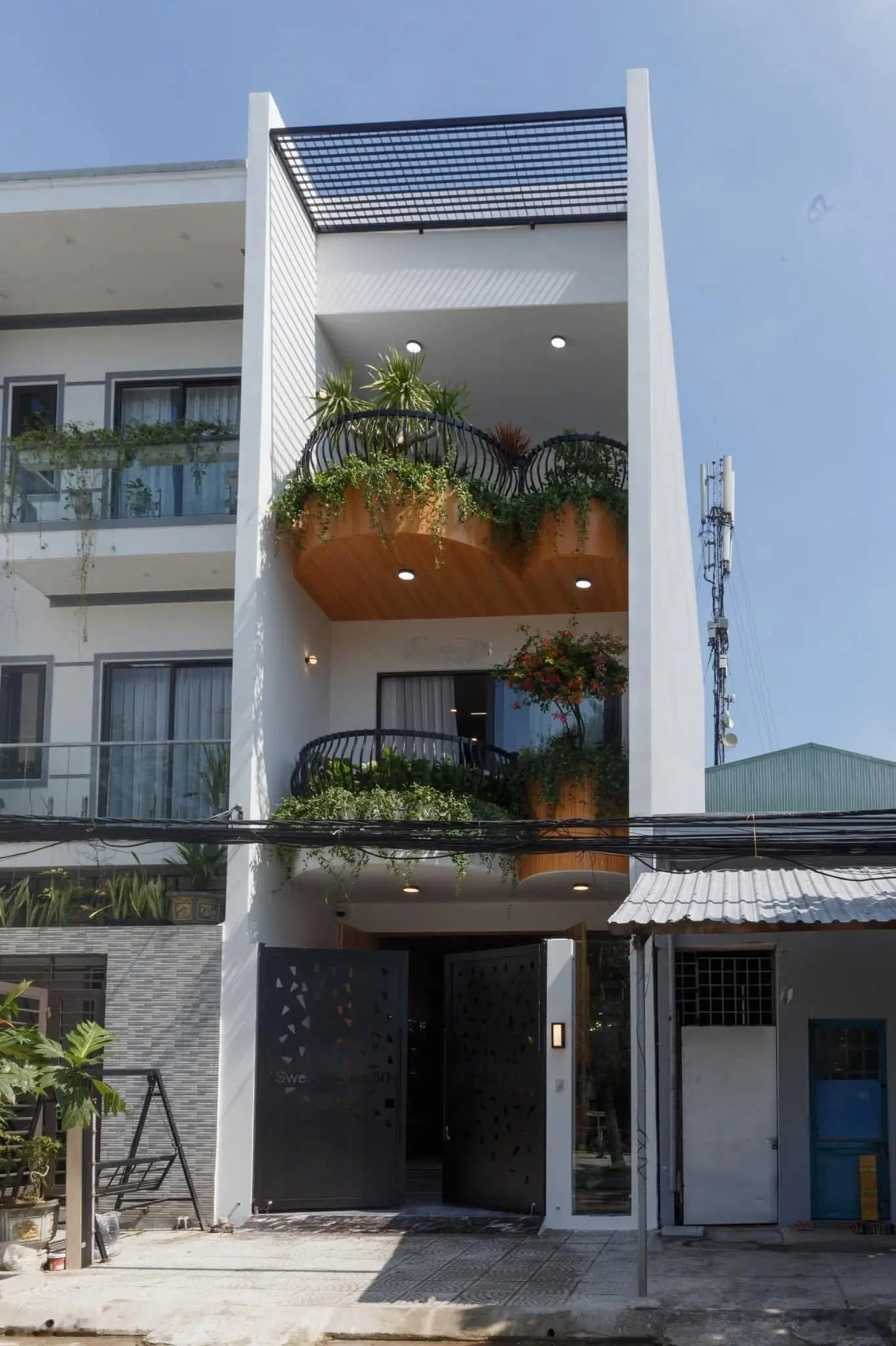Nhà 3 tầng mt đường chúc động hoà minh.lc