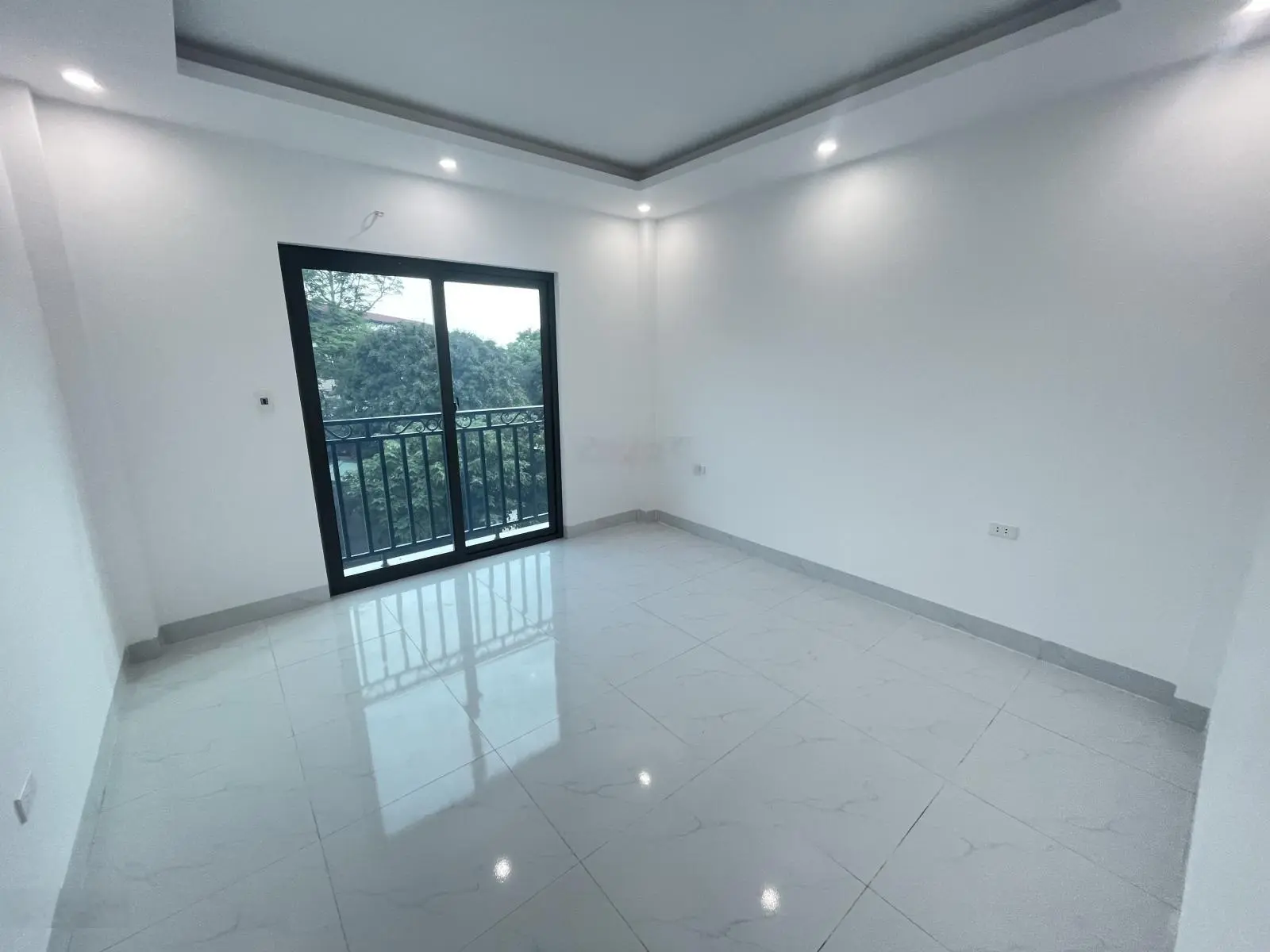 Nhà mới 4Tx 45m2 dân xây độc lập 20m ra đường ôtô gần nhà văn hoá 1km ra UBND Đông La chỉ 3,3 tỷ