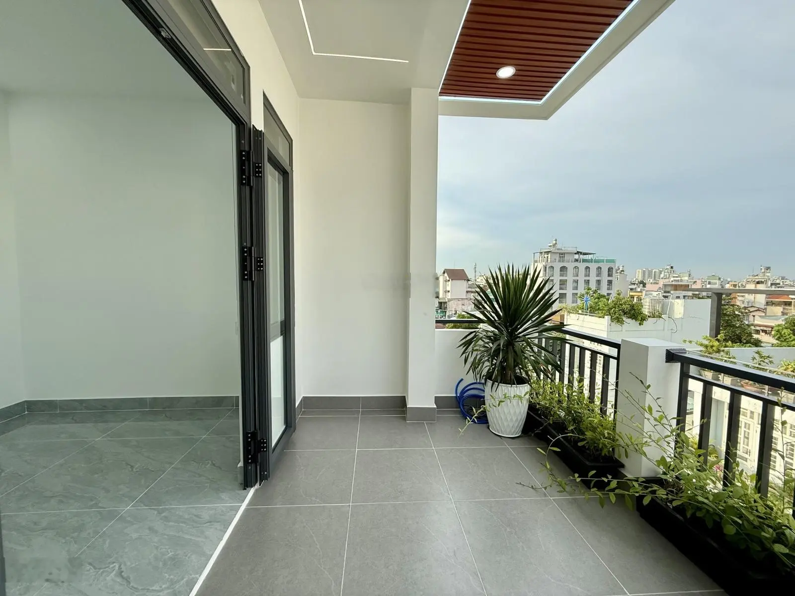 Nhà đường thông Trường Chinh, Sát chợ Lạc Quang, DT:4x16M, Lửng, 3 Lầu, 4PN, Gara ô tô, 7,85 tỷ