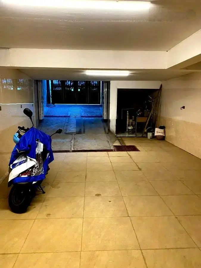 Cần bán tòa nhà 6 tầng mặt hồ Tây, mặt phố Nhật Chiêu, 108m2. Mt: 6m, Vị trí đắc địa