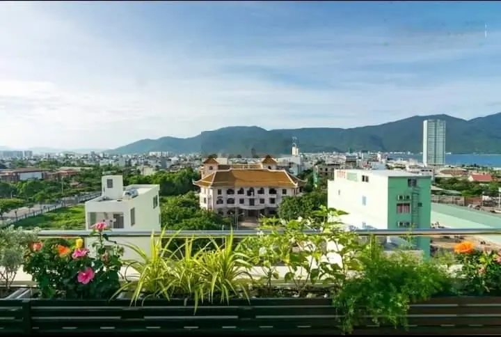 Bán toà khách sạn & căn hộ mặt tiền đường lê thước vị trí sát biển .