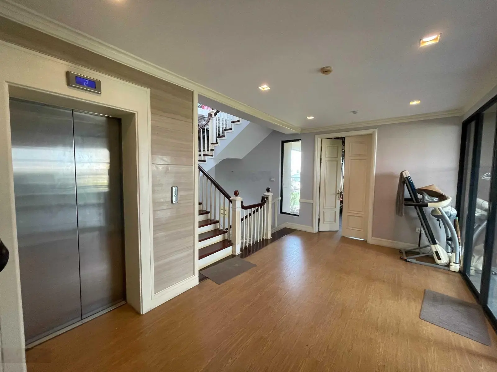 Bán cả căn nhà 6 tầng 420m2, thang máy, hầm để xe view tuyệt đẹp, 2 mặt phố và đi lại thuận tiện