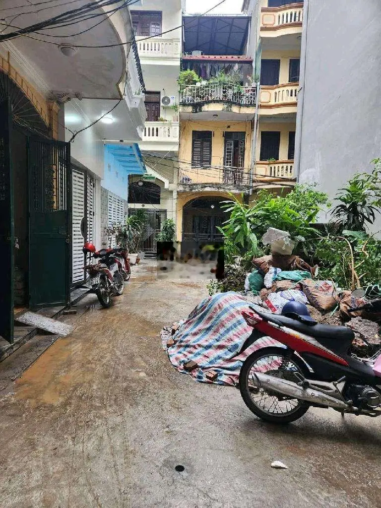 Bán nhà 40m2 Lê Duẩn, 2 thoáng, 4 ngủ, ô tô đỗ cửa