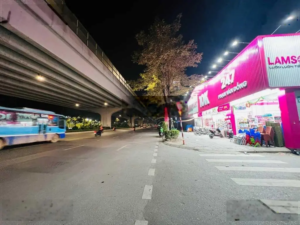 Mặt phố Phạm Văn Đồng 112m2. 3 tầng. Lô góc. 6. 1 MT (nở hậu) kinh doanh luôn. Sổ CC sang tên ngay