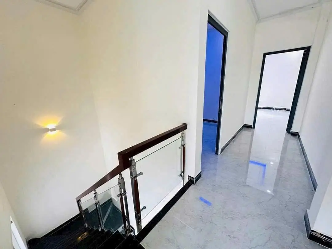 Nhà 1 trệt 1 lầu, dt 90,5m2 gần chợ Bình Chánh, sổ hồng riêng