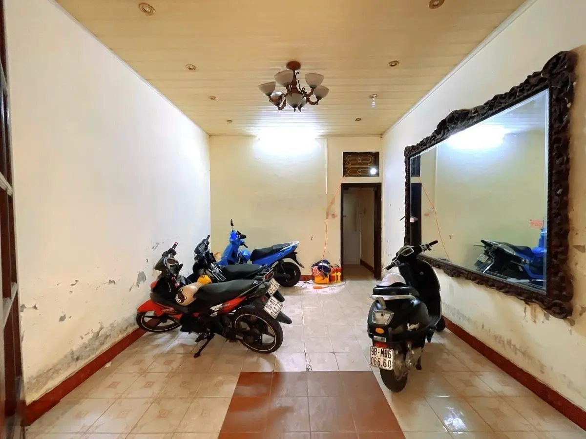 Nhà Minh Khai ô tô tránh - cách cầu vượt 15 m - sổ đỏ vuông (tây tứ trạch)