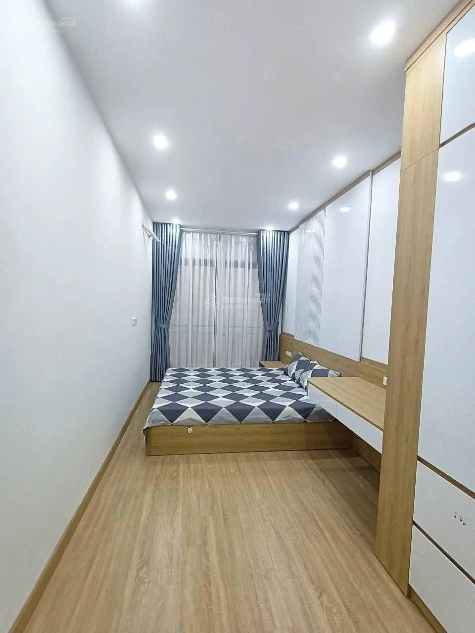 Chợ Khâm Thiên, Đống Đa. DT 28/30m2 x 4 tầng, MT 3m, giá 4,98 tỷ.