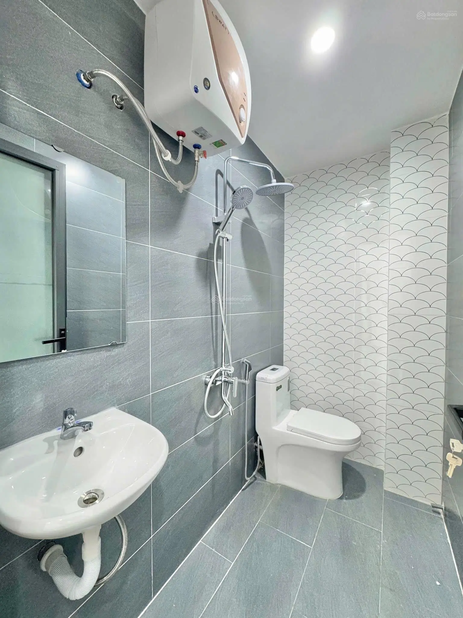 Bán gấp nhà tại Hoàng Hoa Thám, 3,4 tỷ, 72m2, 3PN, 2WC, đầy đủ nội thất, cách Lê Duẩn 3 bước chân