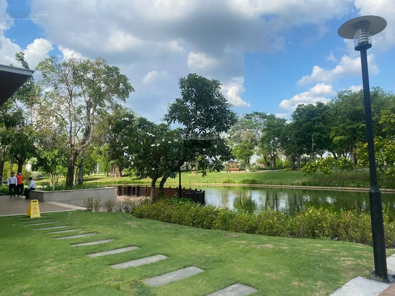 Chuyển nhượng biệt thự Vinhomes 600m2 đất hầm 4 tầng view sông mới 100%