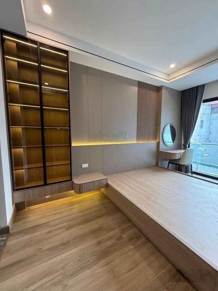 Việt Hưng - 5 tầng - 5, 7 tỷ lô góc - thoáng - siêu đẹp ô tô tránh dừng đỗ ngay cổng - sân riêng