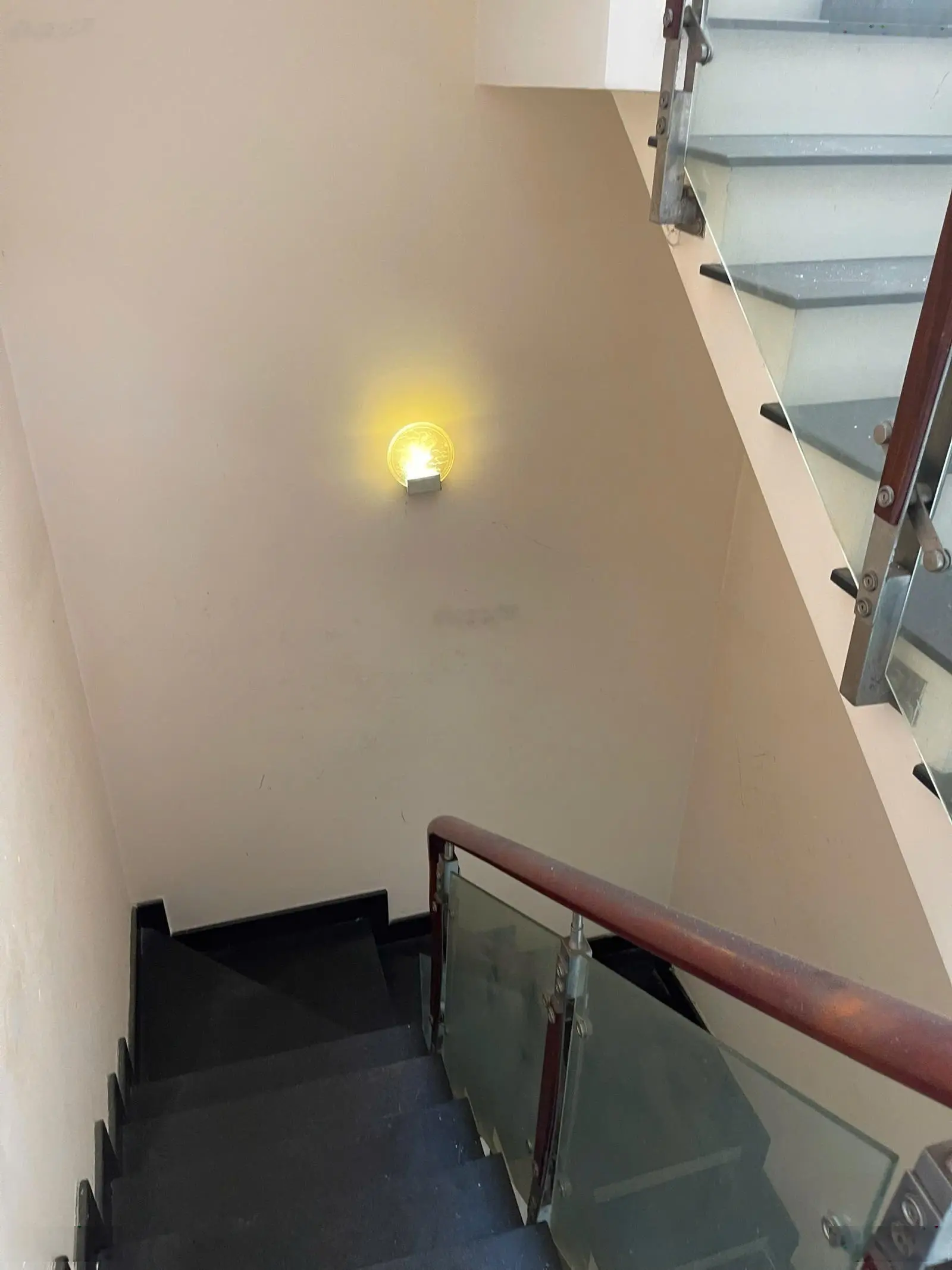 Hẻm 528 Điện Biên Phủ Quận 10, 4m x 11m, 5 tầng, xe hơi đỗ cửa, 9. X tỷ (thương lượng)