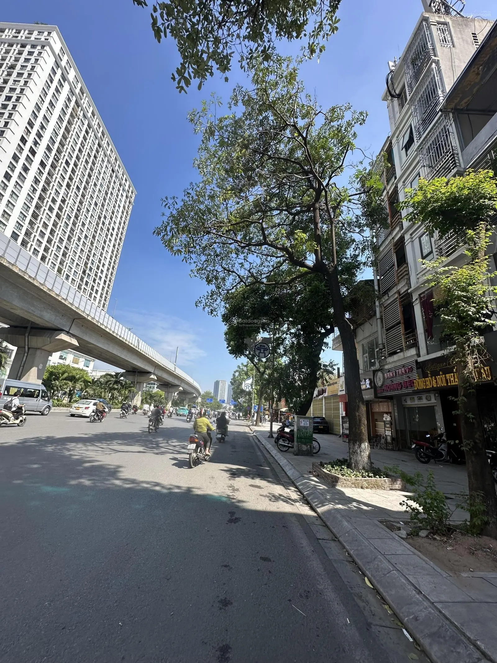 Bán gấp nhà phố Nguyễn Trãi -KD sầm uất,lô góc 3 mặt thoáng.80m2 3 tầng - MT: 6.6m. Giá 22 tỷ 500.