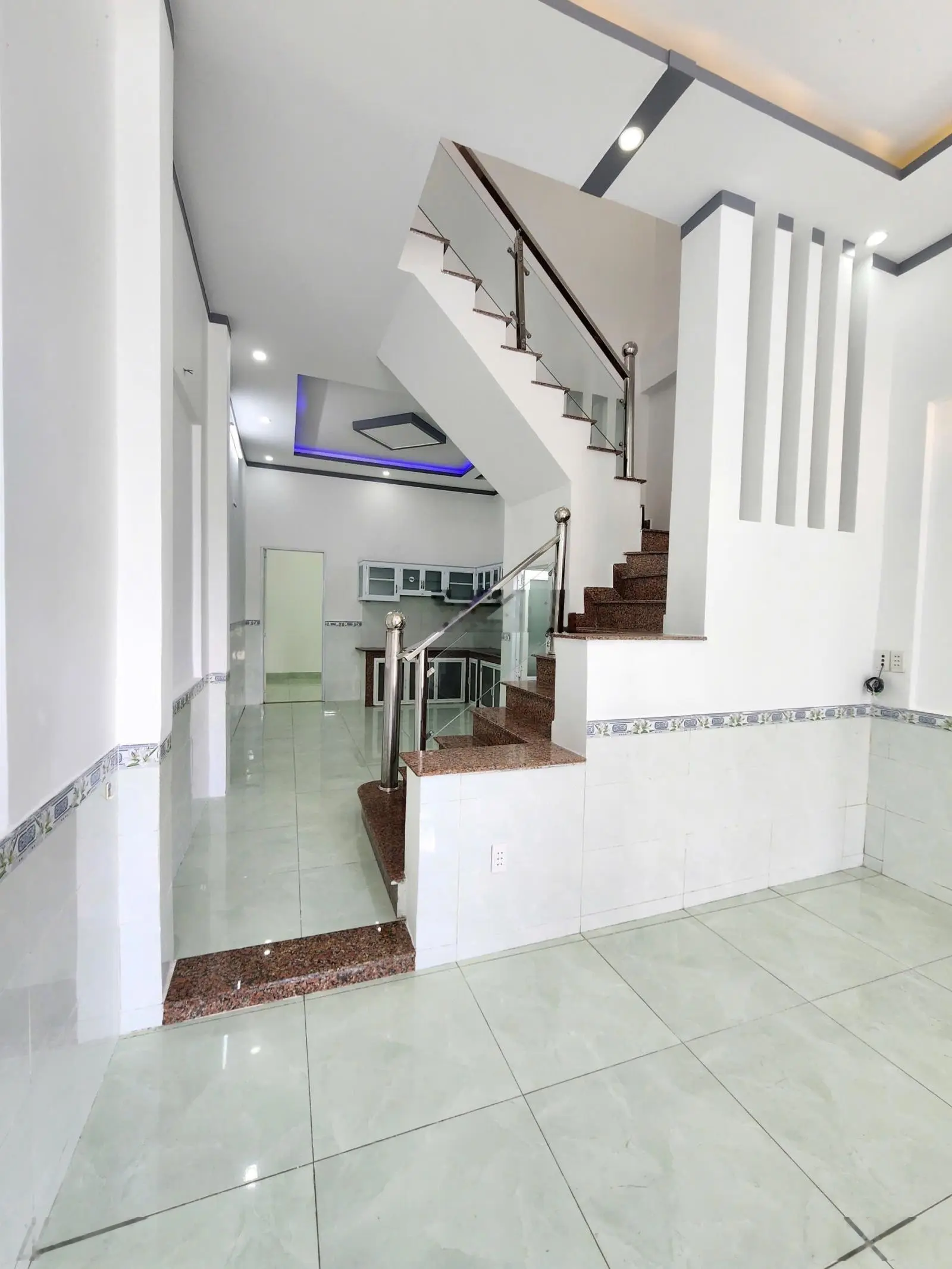 Nhà rẻ 2tỷ890, 63m2 nhà 1 trệt 1 lầu có sân ô tô, phòng ngủ dưới cạnh vòng xoay An Phú, Thuận An