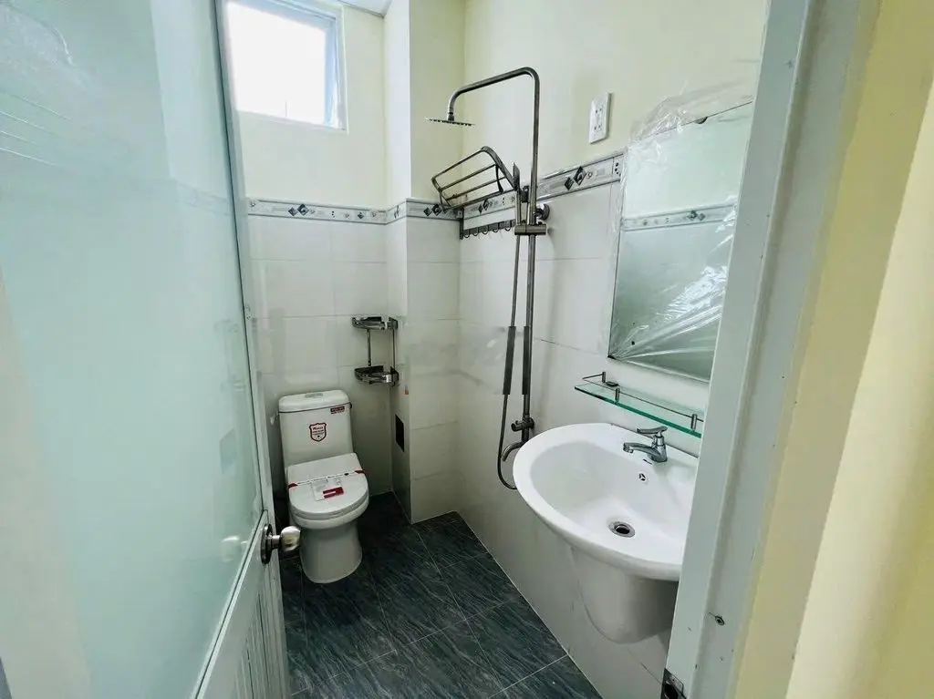 Nhà mặt tiền lộ 12m, gần chợ và 3 trường học
