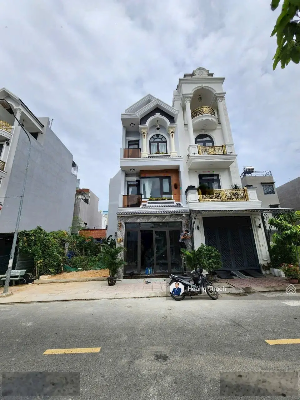 Nhà 1 trệt 2 lầu giáp Làng Đại Học Thủ Đức, đường nhựa 7m có vỉa hè 6m thông tứ phía