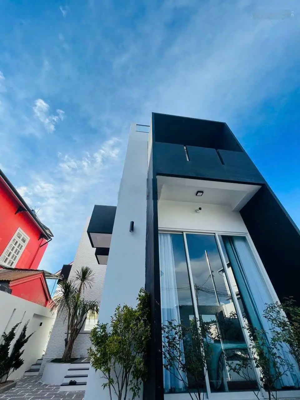 Villa hồ bơi sân vươn Nam Hồ 312m2 nở hậu 3 tầng 4PN - 5WC khai thác doanh thu 75 - 95tr/tháng