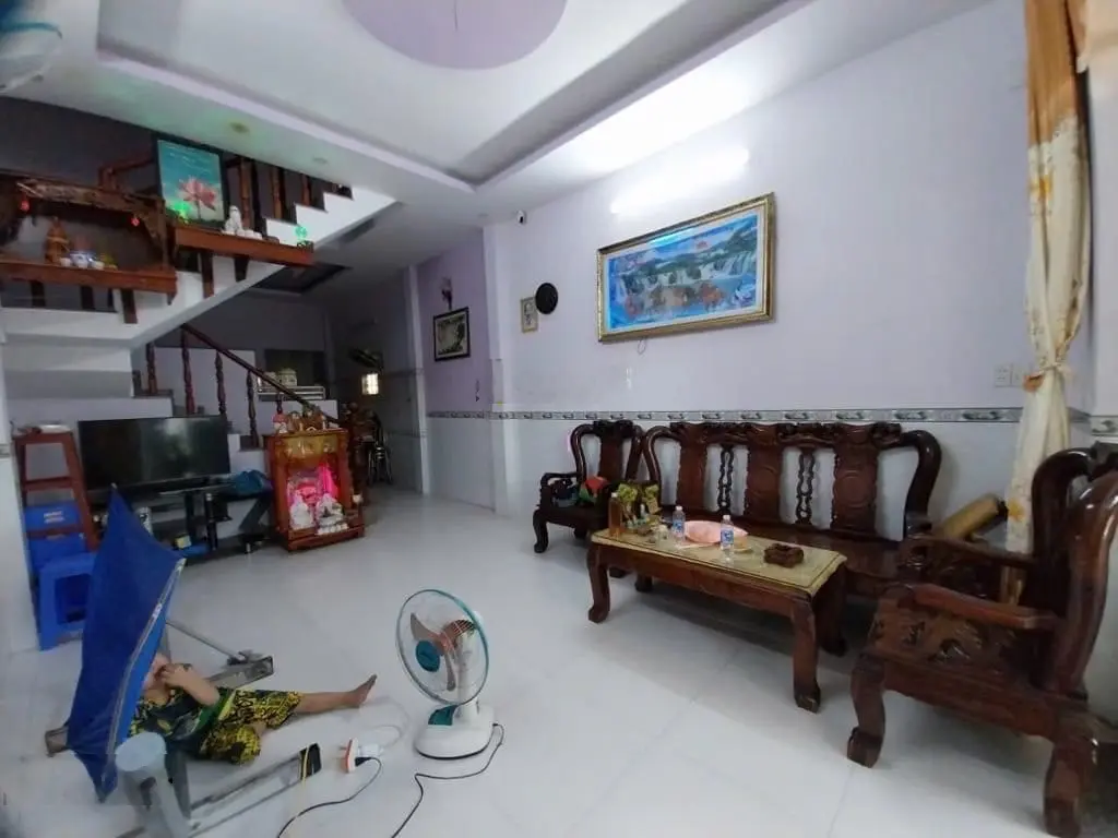 Bán nhà Đông Thạnh Hóc Môn 60m2 (4x15), 1 trệt 1 lầu, hẻm xe hơi thông thoáng, giá chỉ 3,8 tỷ