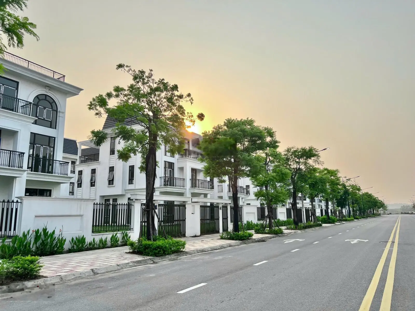 Biệt thự song lập 300m2, đường trước nhà 13.5m, đơn giá 5x triệu/m2 tại dự án HUD Mê Linh Central