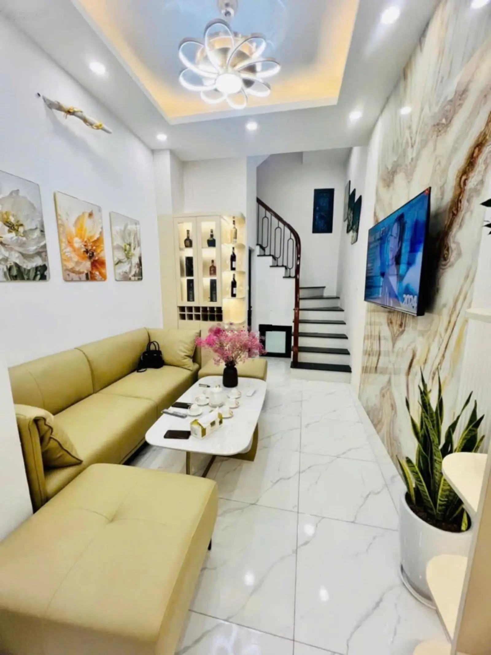 Vip - hoàng mai: bán nhà siêu đẹp: 40m - mt: 9m - nội thất cực đỉnh - giá cực tốt.