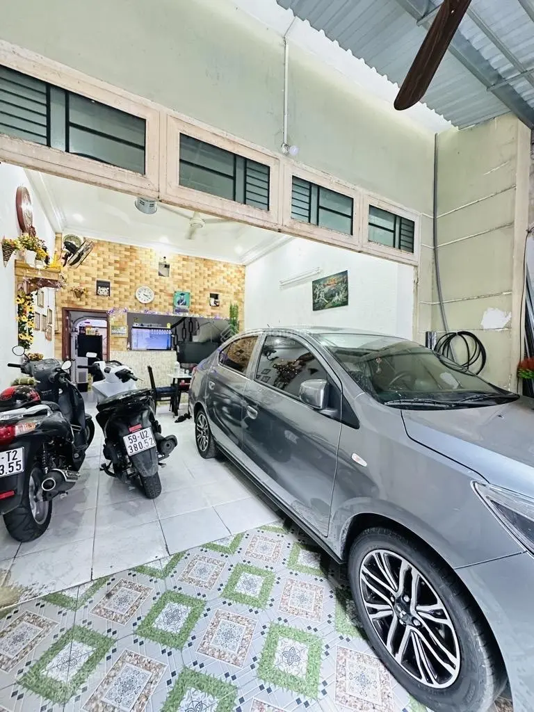 Bạch đằng gần chợ bà chiểu, hàng xanh - giáp q1 - xe hơi ngủ trong nhà