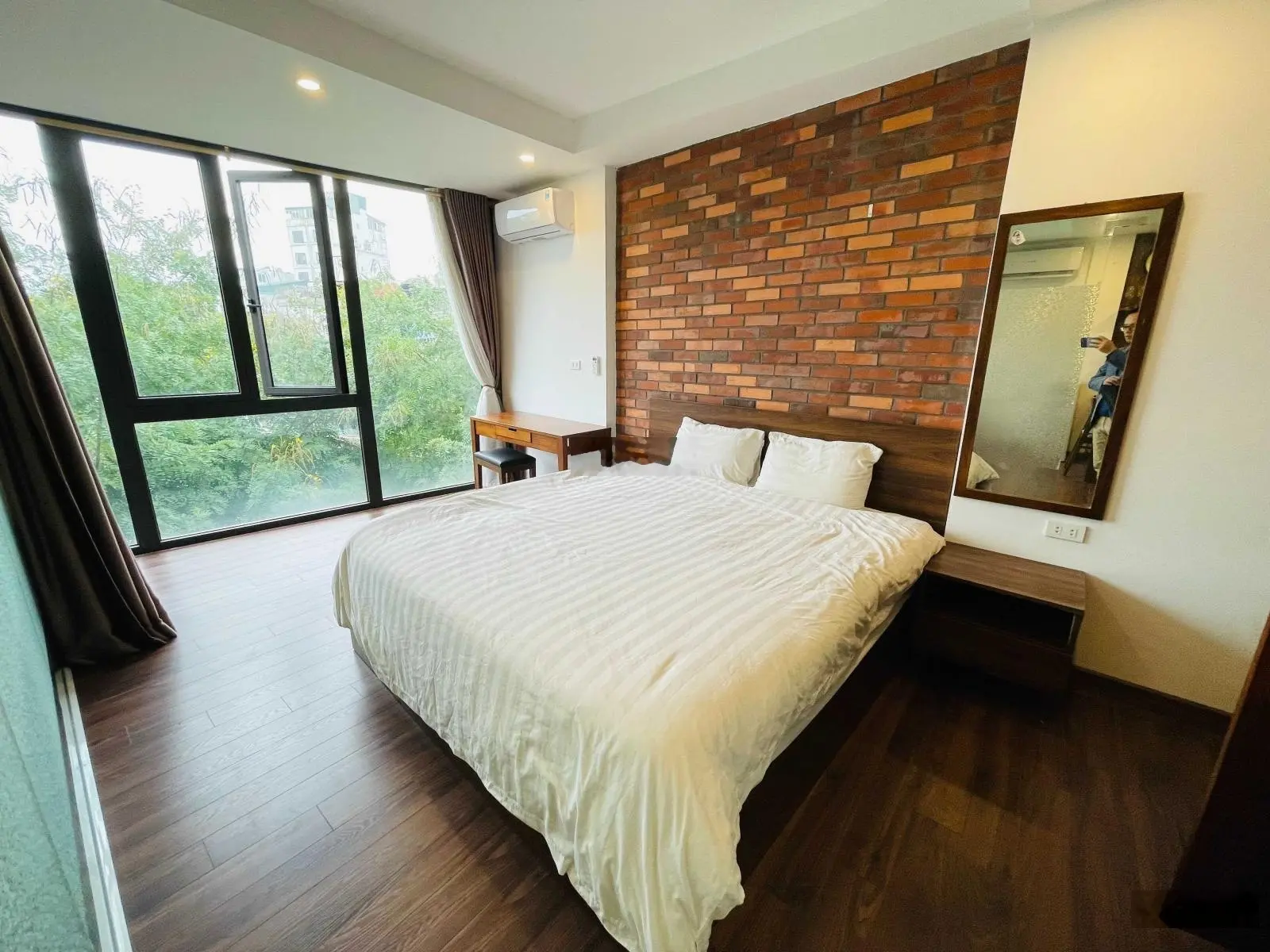 Tòa nhà bán ở mặt hồ 6 tầng tuyệt đẹp xe hơi đỗ thoải mái, vỉa hè rộng thanh bình và lãng mạn