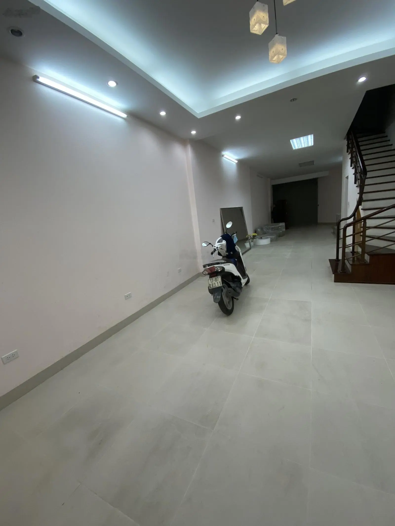 Chính chủ Bán nhà Trung kính Phân lô 75m2,mt5m,5 tầng đẹp mê đẳng cấp giá bán 28 tỷ 0989031677