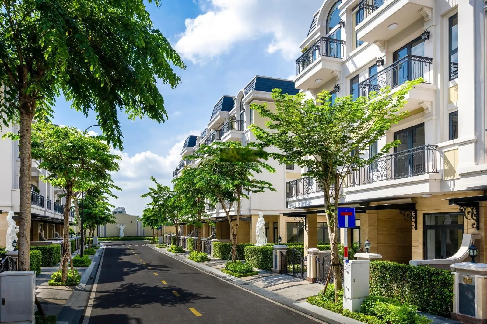 Chính chủ cắt lỗ căn biệt thự 206m2 - có sân vườn - Căn góc 2 mặt tiền đường lớn 16m