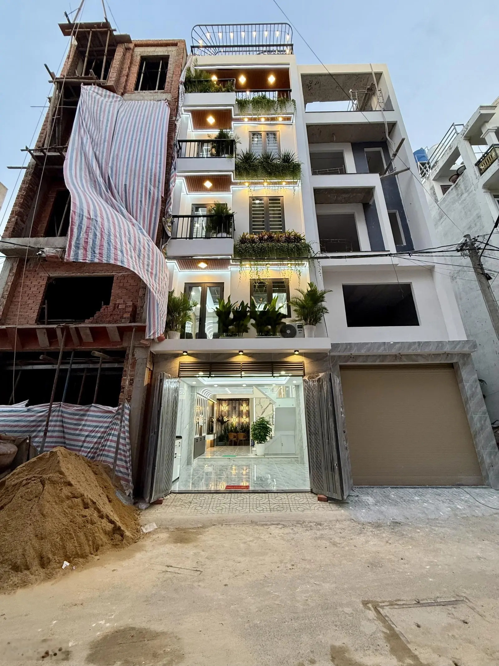Nhà đường thông Nguyễn Ảnh Thủ, Ngay ngã 3 Đông Quang, DT:4,5x14M, Lửng, 3 Lầu, 4PN, 5VS,Gara ô tô,